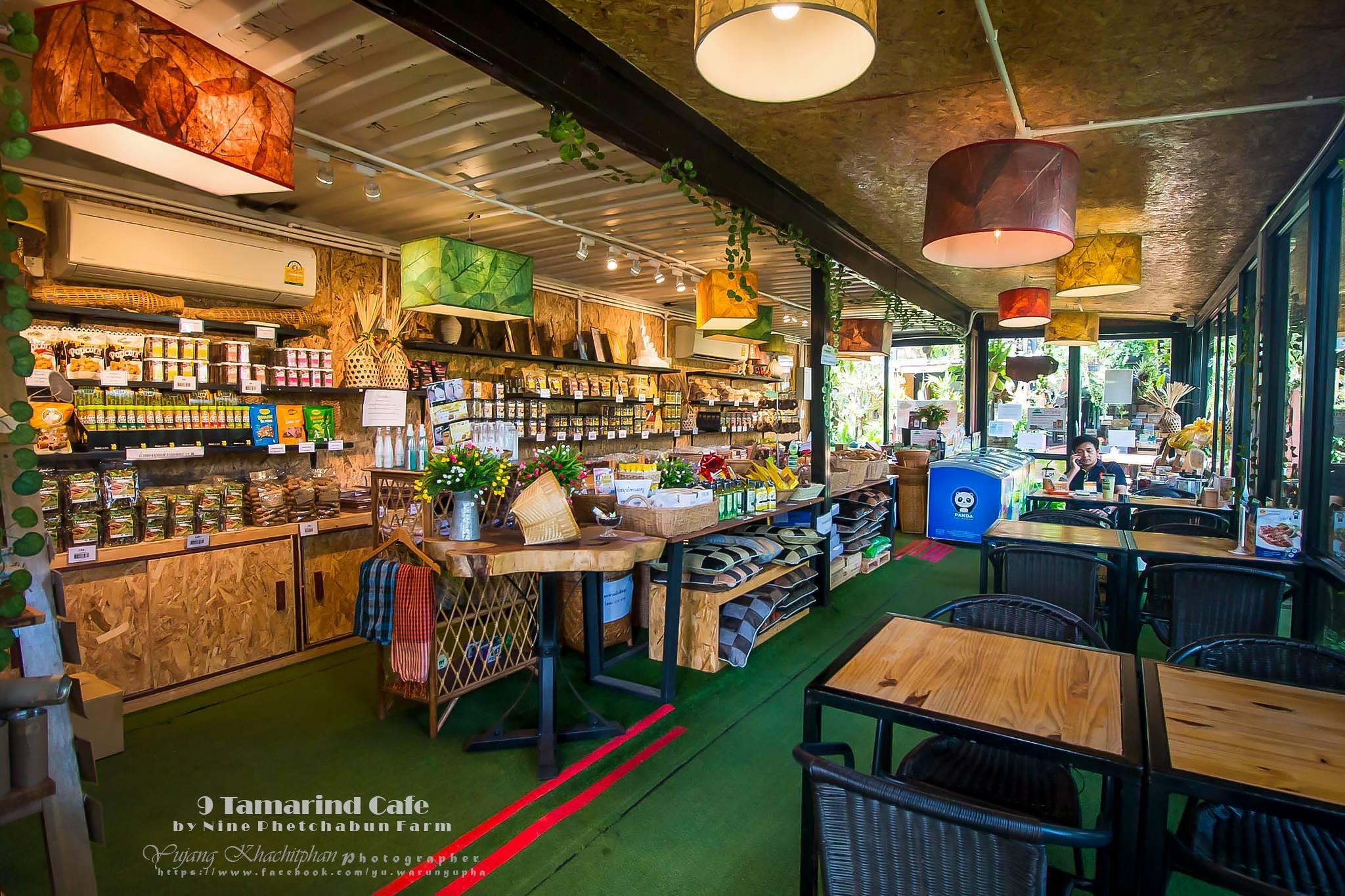 บรรยากาศโชว์รูมและโซนแอร์ Nine Tamarind Cafe
